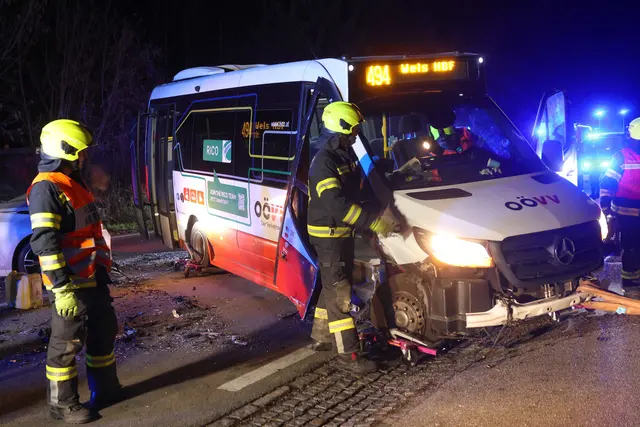 Auf einer Kreuzung der Pyhrnpass-Straße in Thalheim bei Wels stoßen der Ortsbus Timo und ein BMW zusammen – Zwei Verletzte. | Foto: laumat.at