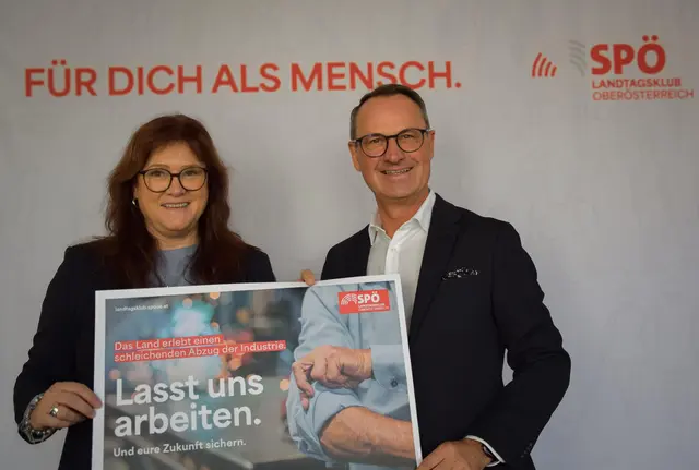 SPÖ-Landesvoristzende Sabine Engleitner-Neu und der SPÖ-Bezirksvorsitzende Dominik Reisinger mit der neuen Kampagne.  | Foto: SPÖ