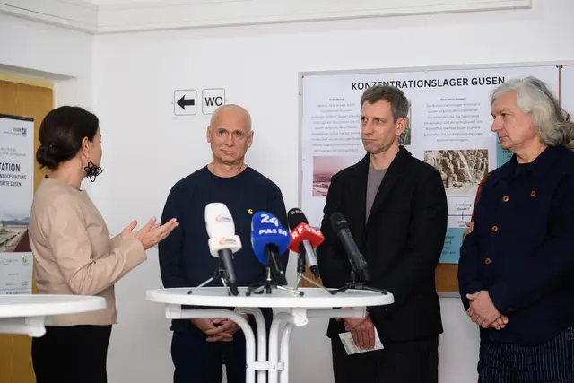 Barbara Glück stellte die Gewinner des Wettbewerbs vor: Gerd Erhartt, querkraft architekten, Kieran Fraser Landscape Design und Künstler Peter Sandbichler (von links nach rechts). | Foto: TEAM FOTOKERSCHI / WERNER KERSCHBAUMMAYR