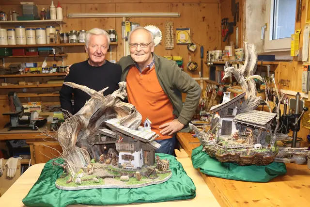 Alfred Obmann (links) und Christian Worofka wenden hunderte Stunden auf, bis die handwerklichen Meisterwerk fertig sind. | Foto: Stadtgemeinde Althofen