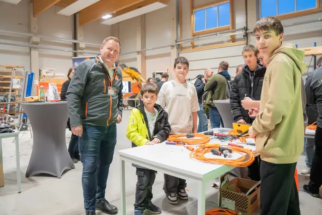 Auch die Führungen durch das Holzwerk der Graf-Holztechnik beeindruckten: Die Gäste bekamen exklusive Einblicke in die hochmoderne Produktion von Holzelementen und konnten miterleben, wie vielfältig die Unternehmensgruppe tatsächlich ist. | Foto: Leyrer + Graf