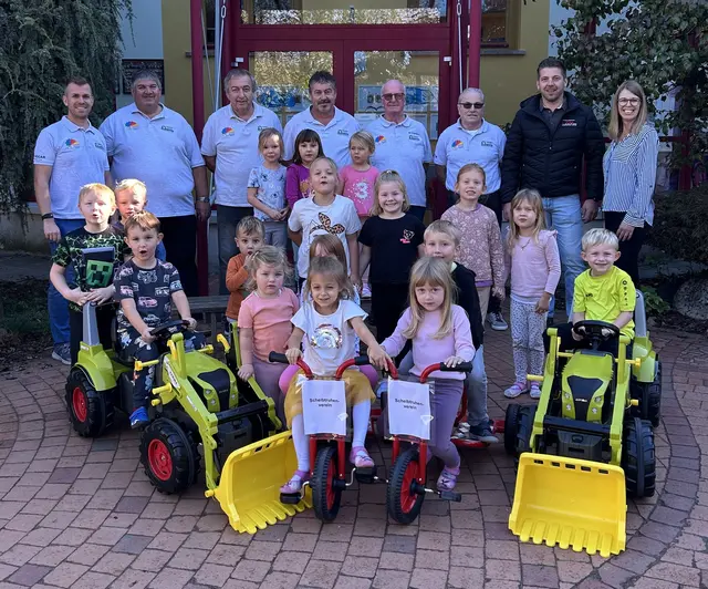 Der Scheibtruhenverein Gnas und Landtechnik Hütter erfüllten den Gnaser Kindern einen großen Wunsch. | Foto: Kindergarten Gnas
