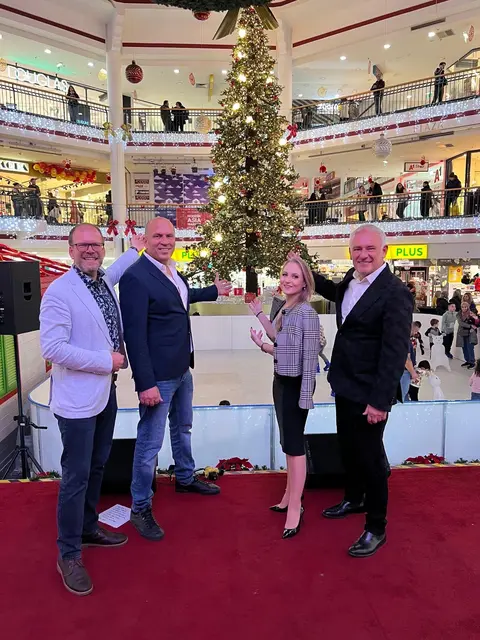 In der Lugner City steht Jung und Alt eine Kunsteisfläche zur Verfügung.  | Foto: Lugner City