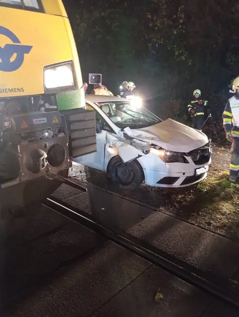 Das beschädigte Unfallfahrzeug neben dem Zug am Bahnübergang Richtung Juvina in Deutschkreutz. Der Fahrer blieb unverletzt, ein Alkotest war positiv. | Foto: FF Deutschkreutz-Girm