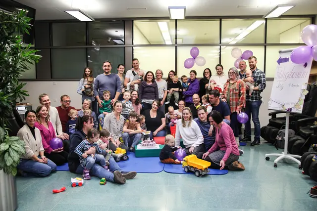 Primarin Daniela Hofer mit ihrem Team der Abteilung Kinder- und Jugendheilkunde mit Neonatologie und Eltern mit ihren Frühgeborenen
 | Foto: LK Zwettl.
