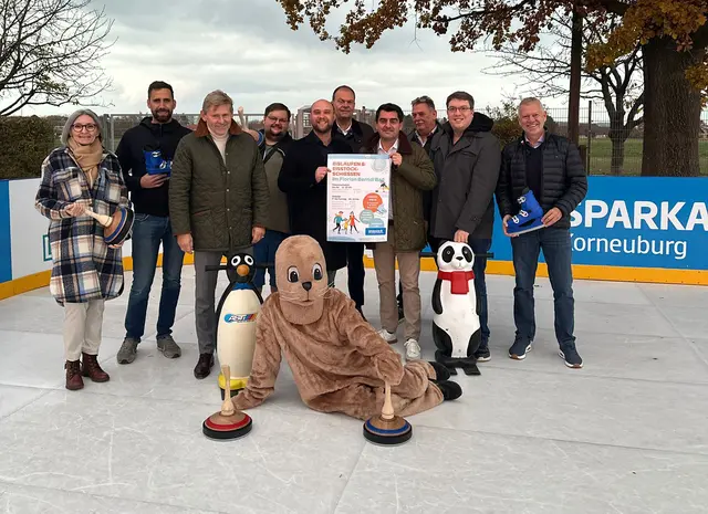 Eiskaltes Lächeln: Die Vorfreude auf das Schlittschuh-Vergnügen beim Florian-Berndl-Bad ist allen Beteiligten ins Gesicht geschrieben.  | Foto: Stadtgemeinde Korneuburg
