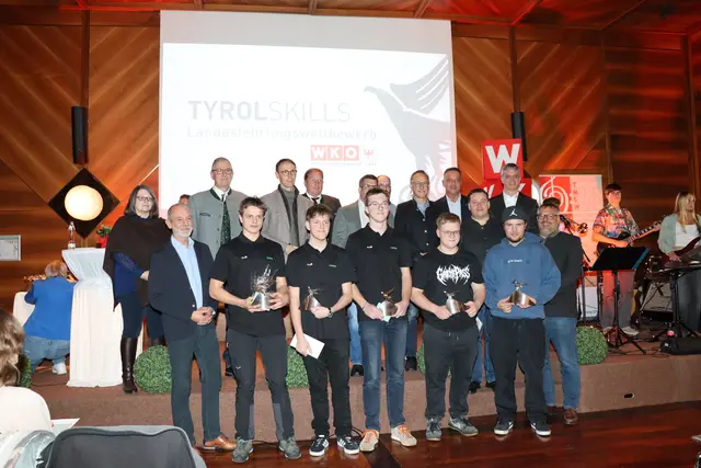 Ein Teil der Sieger:innen des goldenen Leistungsabzeichens mit ihren Firmenchefs und Bürgermeistern. | Foto: Evelyn Hartman/MeinBezirk