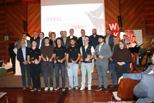 Preisträger:innen des goldenen Leistungsabzeichens im 3. Lehrjahr. | Foto: Evelyn Hartman/MeinBezirk