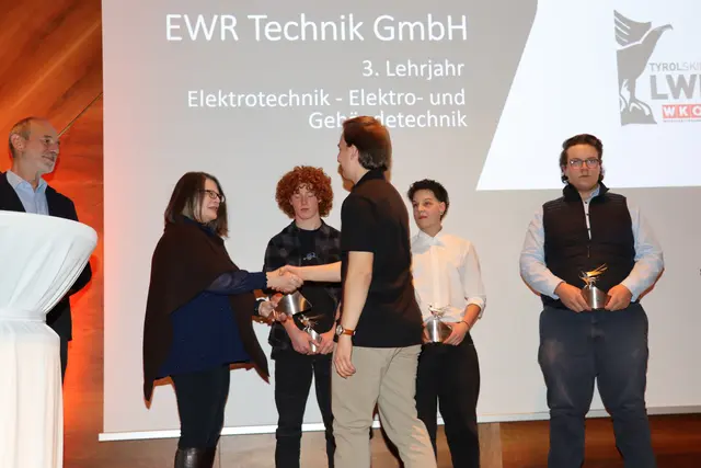 Die Preise wurden abwechselnd von BH-Stv. Elisabeth Singer und WK-Obmann Christian Strigl überreicht. | Foto: Evelyn Hartman/MeinBezirk