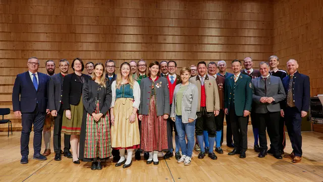 Die im Amt bestätigten und neu gewählten Funktionäre des Kärntner Blasmusikverbandes mit Ehrenobmann Horst Baumgartner (links).   | Foto: BMFK