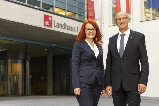 Rund 40.000 Studierende und 10.100 Lehrlinge absolvierten im vergangenen Jahr eine Ausbildung in Tirol – dementsprechend groß ist das Potenzial an qualifizierten Absolventen und Absolventinnen, die durch fachspezifische Ausbildung und Forschung zur Weiterentwicklung des Wirtschaftsstandortes Tirol beitragen können.  | Foto: Land Tirol/Die Fotografen