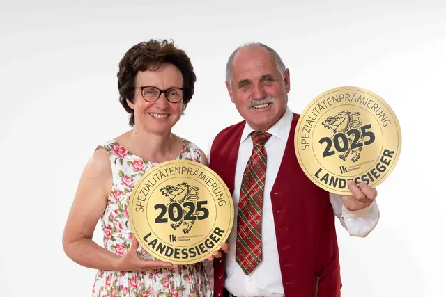 Maria und Franz Nigitz aus St. Margarethen an der Raab freuen sich über den Landessieg in der Kategorie „Früchte- und Kletzenbrot“ mit ihrem „Apfelbrot“.  | Foto: LK Steiermark/Kristoferitsch