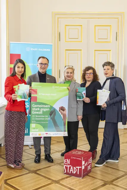 Programmpräsentation 16 Tage gegen Gewalt. Im Bild: v.l.:Isabel Bojanovsky, Gewaltschutzschirm; Bürgermeister Bernhard Auinger; Stadträtin Andrea Brandner; Doris Wlczek-Spanring, StoP; Alexandra Schmidt, Frauen- und Gleichbehandlungsbeauftragte