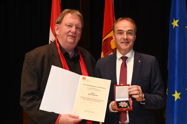 Kulturmanager Horst Horvath aus Oberwart wurde von Landesrat Leonhard Schneemann mit dem Großen Silbernen Ehrenzeichen des Landes Burgenland geehrt.  | Foto: Landesmedienservice Burgenland/Gregor Hafner