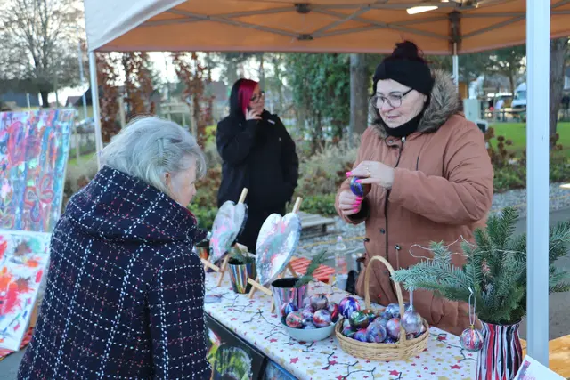 Der Gemeindepark in Laa verwandelt sich beim Adventzauber in ein Weihnachtsdörfchen. | Foto: Edith Ertl