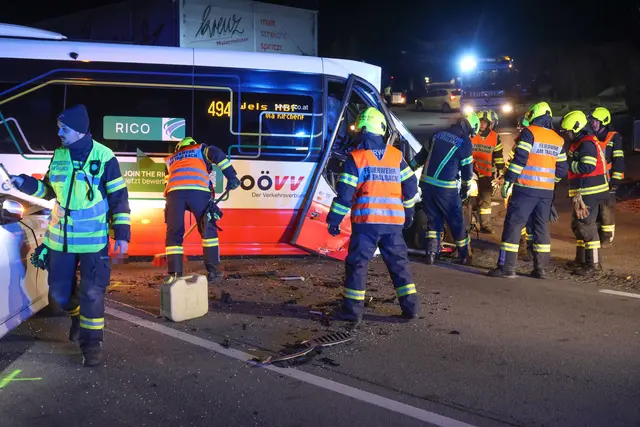 Auf einer Kreuzung der Pyhrnpass-Straße in Thalheim bei Wels stoßen der Ortsbus Timo und ein BMW zusammen – Zwei Verletzte. | Foto: laumat.at