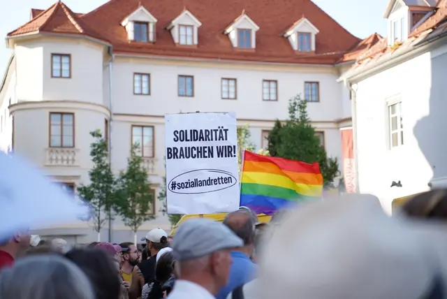 In der Grazer Innenstadt wurde im Sommer mit einem Solidaritätszug gegen die Kürzungen im Sozialbereich protestiert.  | Foto: Caritas