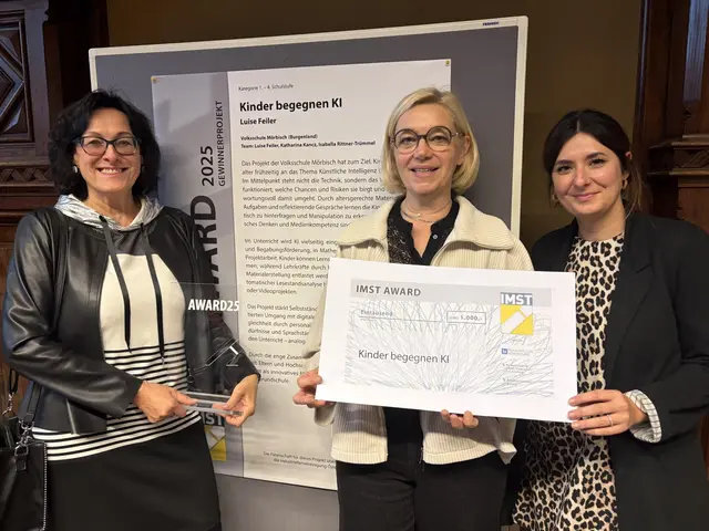 Direktorin Luise Feiler nahm den Preis mit den Lehrerinnen Katharina Kancz und Isabella Rittner-Trümmel in Wien entgegen.  | Foto: Volksschule Mörbisch