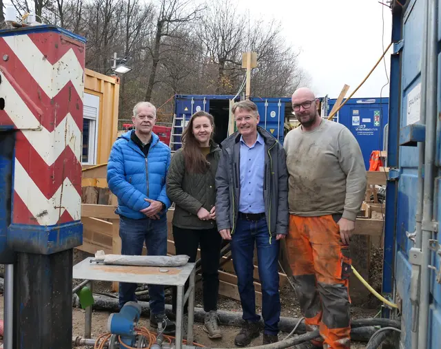 Lokalaugenschein bei den Spezial-Tiefbauarbeiten an der Dürren Liesing in Kaltenleutgeben, v.l.n.r.: Bauamtsleiter Peter Berger, Bürgermeisterin Bernadette Geieregger, Sektionsleiter Christian Amberger, Polier Michael Moll. | Foto: WLV