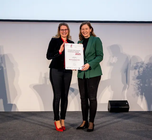 Vizerektorin für Finanzen und Infrastruktur der Montanuniversität Leoben, Manuela Raith (l.) bei der feierlichen Übergabe des Zertifikats durch Claudia Plakolm, Bundesministerin für Europa, Integration und Familie (r.). | Foto: Harald Schlossko