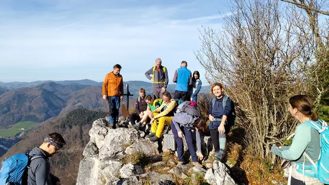Am Sonntag, 16. November, starteten 19 Wanderer vom Alpenverein Neugablonz-Enns mit dem Zug nach Weyer. | Foto: Alpenverein Enns