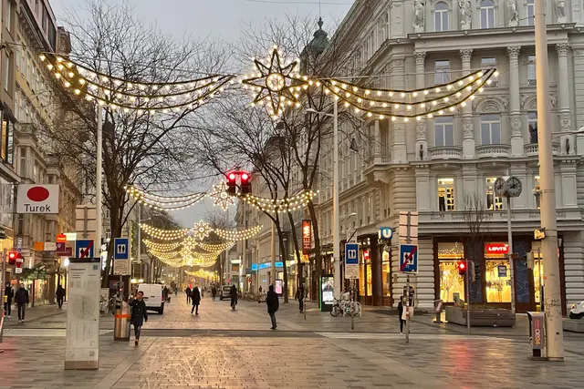 An den Adventsamstagen wird die innere Mariahilfer Straße für Autos, Fahrräder und E-Scooter gesperrt.  | Foto: BV6