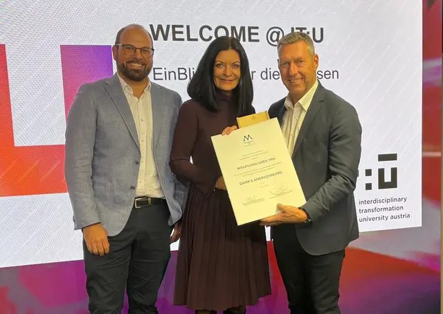 Sebastian Peer (li.) übernimmt die Geschäftsführung des Mabanagement Clubs OÖ von Wolfgang Greil. Club-Präsidentin Kathrin Kühtreiber freut sich auf die Zusammenarbeit und dankte Greil für seinen Einsatz. | Foto: Management Club OÖ