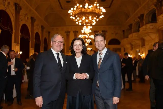 Von links: KV-Präsident Andreas Zwettler mit Lebensgefährtin Beatrix Putz sowie KV-Geschäftsführer Rafael Hintersteiner beim diesjährigen Herbstempfang des Kaufmännischen Vereins Linz. | Foto: Cityfoto.at