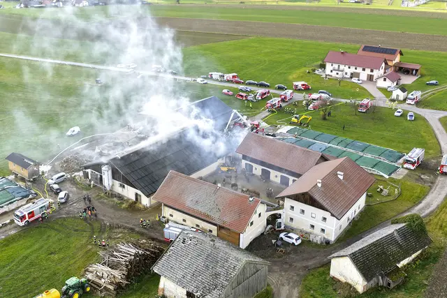 Ein Großaufgebot an Einsatzkräften der Feuerwehren war im Einsatz. | Foto: Manfred Fesl