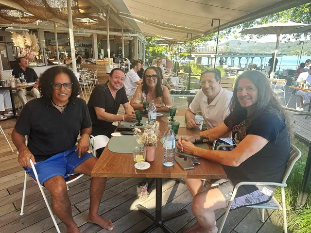 Stevie Salas (American Idol), Alex Ruiz (Del Castillo), Gudrun Kofler, August de Roode und Phil X (Bon Jovi) – von links – im sommerlichen Velden. | Foto: Privat