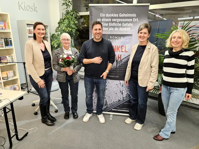 Bibliotheksleiterin Heidi Schwungfeld-Fass, 1000stes Mitglied Rosa Swoboda, Autor Roman Klementovic, Doris Frühwirth und Anita Rieder freuten sich über den großen Erfolg der Lesung. | Foto: Stadtgemeinde Laa