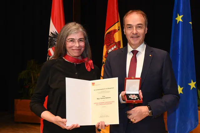 Andrea Sklenar aus Oberwart erhielt das Große Silberne Ehrenzeichen des Landes Burgenland von Landesrat Leonhard Schneemann.  | Foto: Landesmedienservice Burgenland/Gregor Hafner