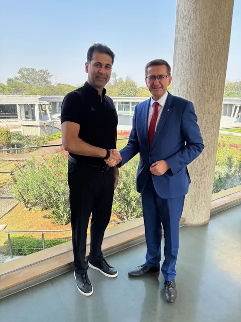 Bajaj Auto-Firmenchef Rajiv Bajaj ließ Wirtschaftslandesrat Markus Achleitner mit dem Hubschrauber zu einem Arbeitsgespräch in die Bajaj-Firmenzentrale in Arkudi einfliegen. Achleitner führt derzeit die Reise einer Wirtschaftsedelegation nach Indien an, die aktuell in Pune unterwegs ist, der mit 7,2 Millionen Einwohner siebtgrößten Stadt Indiens. | Foto: Land OÖ