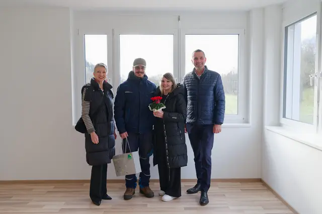 LHStv.in Gaby Schaunig (links), KSW GF Christian Piber (rechts) mit einer Familie in ihrer neuen Wohnung in Griffen.