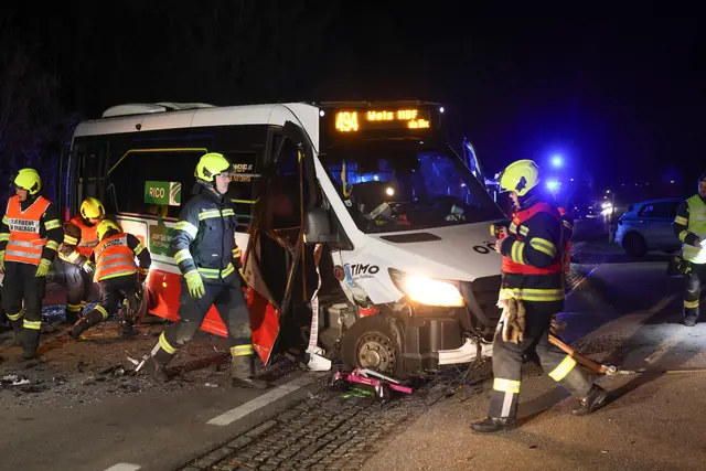Auf einer Kreuzung der Pyhrnpass-Straße in Thalheim bei Wels stoßen der Ortsbus Timo und ein BMW zusammen – Zwei Verletzte. | Foto: laumat.at