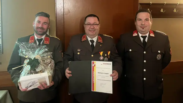 Bei der Jahreshauptdienstbesprechung 2025 wurde Martin Hoppel offiziell als Kommandant verabschiedet: Kommandant-Stellvertreter Thomas Halwachs, Martin Hoppel, Kommandant Marco Luif | Foto: Feuerwehr Grafenschachen