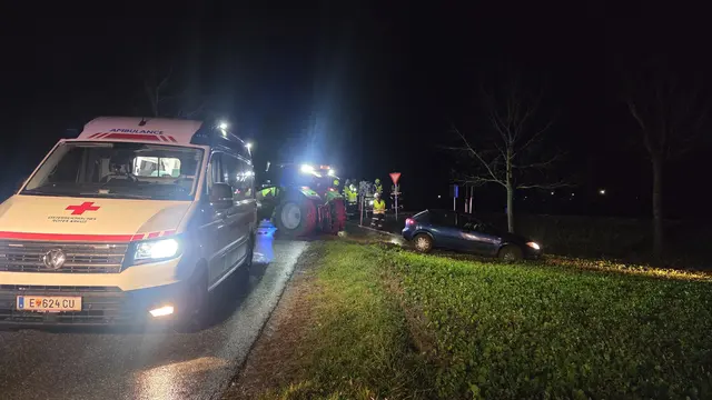 Aufgrund des aufgeweichten Bodens musste das Unfallfahrzeug mit einem Traktor geborgen werden. | Foto: Feuerwehr Mogersdorf-Ort