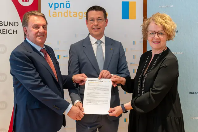 (v.l.n.r.) NÖ Wirtschaftsbundobmann WKNÖ-Präsident Wolfgang Ecker, Klubobmann Kurt Hackl und NÖAAB-Landesobfrau Landesrätin Christiane Teschl-Hofmeister. | Foto: VPNÖ-Klub