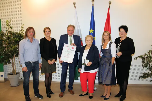 Christine Freisinger bekam die Ehrennadel in Gold, Werner Kaspar, Elisabeth Kladiva, Erwin Dirnberger, Karin Herz und Klaudia Stroißnig gratulierten. | Foto: Gemeinde Söding-St. Johann