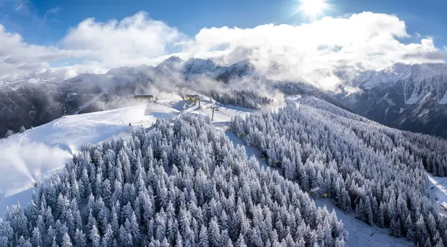 Es geht wieder los: Ab Samstag, 22. November, können Skifahrerinnen und Skifahrer auf der Schladminger Planai die ersten Schwünge in den Schnee ziehen.   | Foto: Absenger