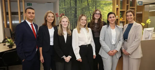 Nikola Milinovic, Maria Stockinger, Yvonne Hansel, Gabriela Lucic, Martina Dominkovic, Bankstellenleiterin Simone Weidinger und Katharina Fellner (v.l.) kümmern sich um die Anliegen der Kundinnen und Kunden in der Bankstelle Attnang der Raiffeisenbank Region Vöcklabruck. | Foto: Helmut Klein