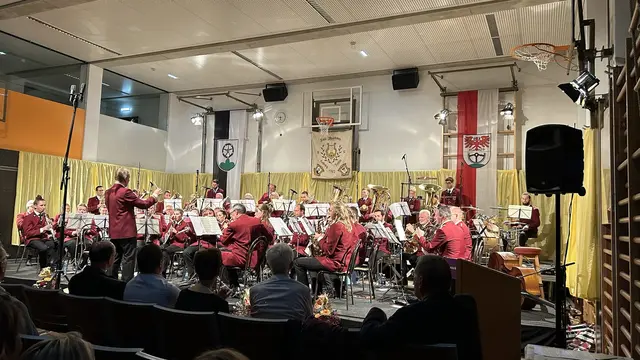 Für den begeisterten Applaus bedankte sich die Kapelle mit mehreren Zugaben. | Foto: STMK Rattenberg-Radfeld