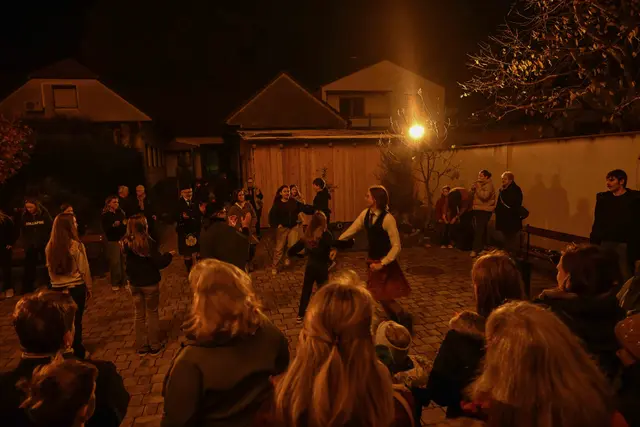 Nach dem Gottesdienst bot sich ein beschwingter Anblick, als die Konfirmanden einen schottischen Volkstanz aufführten. | Foto: Evangelische Kirche Zurndorf