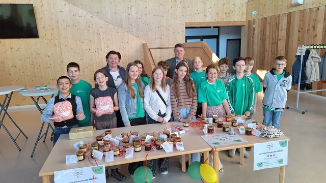 Die fleißigen Kinder bei ihrem Verkaufsstand. | Foto: Tagebuch einer Biene