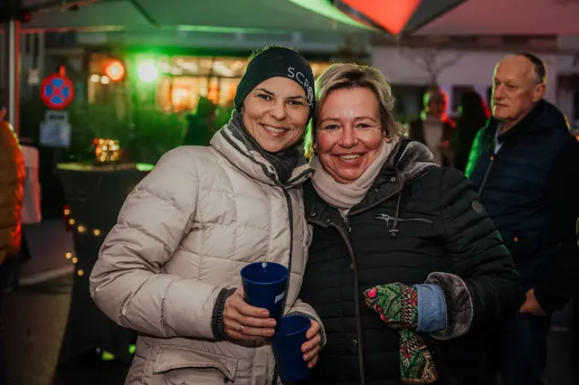 Das frauennetzwerk westwinkel lädt bei Candle Light Shopping zum Punschstand für den guten Zweck ein. Am Foto: Christa Birmili und Birgit Seiler. | Foto: Maria Auinger