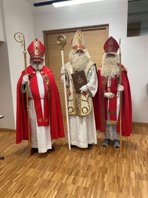 Acht erfahrene Nikolausdarstellende und Neulinge auf diesem Gebiet trafen sich in Vorbereitung auf das Fest des heiligen Nikolaus.  | Foto: Katholische Jungschar Salzburg/Manuela Hauthaler