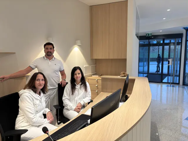 Das Team rund um David Schmelzer-Ziringer freut sich über die neu gestaltete Ordination in Schildbach bei Hartberg. | Foto: MeinBezirk/ Reinhard Posch