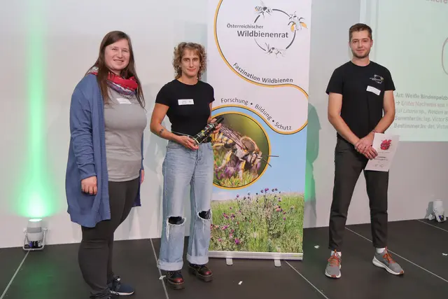 Sylvia Wanzenböck und Sabine Schoder vom Österreichischen Wildbienenrat überreichen den Preis zum "Bedeutendsten Wildbienenfund" an Jonathan Schwarz. | Foto: Peter Unglaub