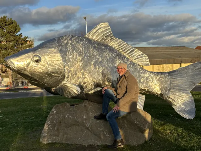 Bildhauer Günther Prokop mit seiner Skulptur | Foto: Daniel Schmidt