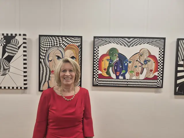 Ernestine Haidenkummer hat aus ihrem Fundus den 5 Frauen ein Gesicht gegeben.  | Foto: Andrea Stelzer